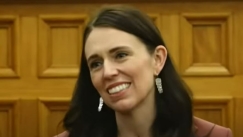 Η πρωθυπουργός της Νέας Ζηλανδίας σταμάτησε την ενημέρωση για τον κορονοϊό για να κοιμίσει την κόρη της (vid)