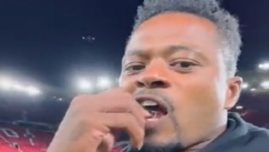 Ο Εβρά δείχνει την αγάπη του στη Γιουνάιτεντ τρώγοντας χορτάρι από το «Ολντ Τράφορντ» (vid)