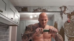 Ο Martyn Ford είδε το βίντεο με τον «Ιρανό Hulk» που ρίχνει μπουνιές σε τοίχους και τον τρολάρει κόβοντας ένα αγγούρι (vid)