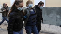 «Το όπλο ήταν δικό του και του το πήρα» λέει η 49χρονη Αλβανίδα που είχε απειλήσει να πετάξει την κόρη της από το μπαλκόνι (vids)