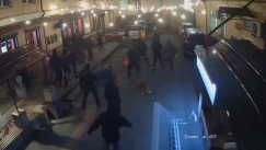 Νεοναζί τα κάνουν γυαλιά καρφιά σε μπαρ της ΛΟΑΤ+ κοινότητας στην Ουκρανία (vid)