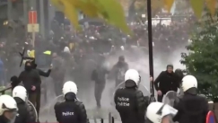 Σκηνές χάους στις Βρυξέλλες στη διαδήλωση κατά των υγειονομικών μέτρων (vid)