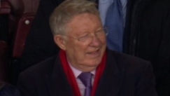 Ο κόσμος της Γιουνάιτεντ ευχήθηκε στον Σερ Άλεξ για τα γενέθλιά του κι εκείνος έβγαζε φωτογραφίες την εξέδρα (vid)