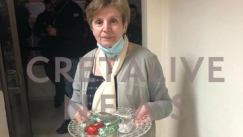 Γλυκά και ρακή κερνούσε η μητέρα του Νίκου Ανδρουλάκη (vid)