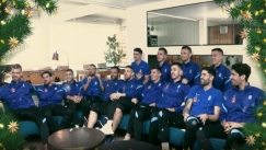 Οι παίκτες της εθνικής Ελλάδας τραγουδούν σε... όλες τις γλώσσες για τα Χριστούγεννα (vid)