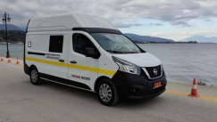 Αυτό το Nissan NV300 είναι ένα κινητό ΚΕΠ