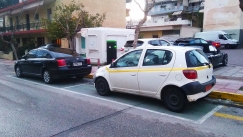 Ο Δήμος Ιλίου παρκάρει παράνομα τα οχήματά του σε θέσεις φόρτισης ηλεκτρικών αυτοκινήτων