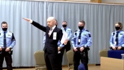 Ο μακελάρης της Νορβηγίας θέλει να αποφυλακιστεί… χαιρετώντας ναζιστικά!