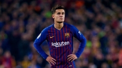 Πρωτοχρονιά με μάσκα για τον Κουτίνιο που φίλησε τη σύντροφό του... από τζαμαρία (pics)