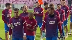 Ο Ντάνι Άλβες σέβεται μέχρι και το σήμα της Μπαρτσελόνα στο χορτάρι (vid)