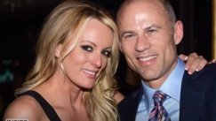 Η Stormy Daniels που έγινε γνωστή για την «πικάντικη» βραδιά με τον Trump κατηγορεί για εξαπάτηση 300.000 δολ. τον δικηγόρο της