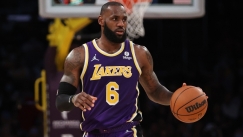 Ο ΛεΜπρόν Τζέιμς έγραψε «ξοφλημένος βασιλιάς» στα παπούτσια του (vid)