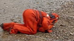 Συνταρακτική φωτογραφία από την προσάραξη του πλοίου στην Κρήτη: Γονάτισε και φίλησε την άμμο 