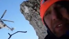 Βίντεο που κόβει την ανάσα: Ο ορειβάτης πυροσβέστης την ώρα που τον προσεγγίζει το Super Puma (vid)
