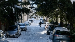 Το χιόνι έχει σταματήσει να πέφτει εδώ και 24 ώρες, αλλά οι δρόμοι δεν έχουν καθαριστεί (vids)