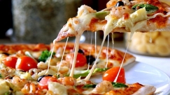 Food bloger αποκαλύπτει τον σωστό τρόπο για να κόβεις την πίτσα (vid)