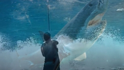 Ψαράς πάλευε να βγάλει ψάρι που τελικά ήταν λευκός καρχαρίας (vid)