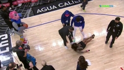 Ρεπόρτερ του NBA γλίτωσε το μπουγέλο, αλλά γλίστρησε και σωριάστηκε στο παρκέ (vid)