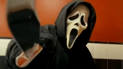 Κονέκτικατ: Άνδρας με μάσκα «Scream» και μαχαίρι καταδίωκε παιδιά - Συνελήφθη μετά από επιχείρηση