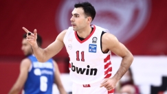Τούρτα στα αποδυτήρια του Ολυμπιακού για τον Σλούκα (vid)
