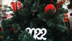Επική ανακοίνωση διαχειριστή στην Πάτρα για τον ένοικο που έκλεβε μπάλες από το χριστουγεννιάτικο δένδρο: «Βρωμάει σαν αποχέτευση»