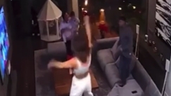 Η σύντροφος του Βαλβέρδε εκστασιάστηκε με το γκολ και έβγαλε την μπλούζα της (vid)