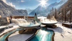 Καυτές βουτιές στο κρύο: Οι καλύτερες πισίνες ξενοδοχείων μέσα στα χιόνια