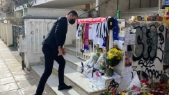Λουλούδια στο σημείο της δολοφονίας του Άλκη από την ΠΑΕ ΠΑΟΚ πριν το ντέρμπι