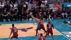 Η μαγική no-look ασίστ του ΛαΜέλο Μπολ κόντρα στους Χιτ (vid)