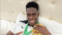 Ο Σισέ κοιμήθηκε αγκαλιά με το τρόπαιο του Copa Africa