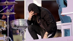 Το NFL αρνείται ότι προσπάθησε να σταματήσει τον Eminem από το να γονατίσει (vid)