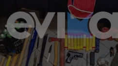 Φωτοβολίδες, μαχαίρια, τσεκούρια, όπλο, ρόπαλα στα σπίτια των οπαδών στη Χαλκίδα