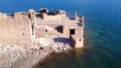 Κάλλιο, το ελληνικό χωριό-φάντασμα που βρίσκεται στο βυθό της λίμνης Μόρνου