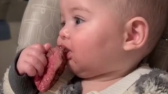 Διχάζει η μητέρα που ταΐζει σχεδόν ωμό κρέας την 6 μηνών κόρη της: «Είναι ασφαλές» λέει η ίδια (vid)