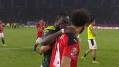 Η αγκαλιά της παρηγοριάς από τον Μανέ στον Σαλάχ μετά τα πέναλτι