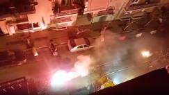 Βίντεο από την επίθεση στο Αστ. Τμήμα Εξαρχείων: Η νύχτα έγινε μέρα από μολότοφ και καπνογόνα (vid)