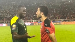 Συγκινητικός Κουλιμπαλί, άφησε τους πανηγυρισμούς για να παρηγορήσει τους παίκτες της Αιγύπτου (vid)