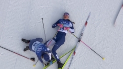 Σκιέρ βοήθησε αντίπαλό της που έπεσε στο χιόνι μένοντας από δυνάμεις (vid)