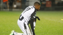 Κεφαλιά του Άκπομ, η μπάλα δίπλα από το δεξί δοκάρι (vid)