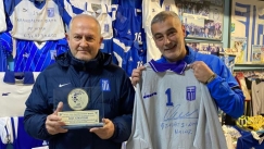 Ο «Γαλανόλευκος Φάρος» τίμησε τον Ατματσίδη στα Χανιά για την προσφορά του στην Εθνική