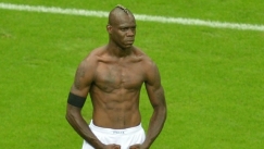 Ο Μπαλοτέλι παρουσίασε τα νέα του τατουάζ στο πρόσωπο! (pic)