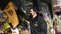 Αντιπροσωπεία της ΚΑΕ ΑΕΚ τίμησε τη μνήμη του Άλκη στο σημείο που δολοφονήθηκε