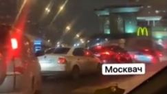 Απίστευτες ουρές στα McDonald's της Μόσχας, μετά την ανακοίνωση ότι κλείνουν (vid)