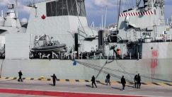 Μέλη του ΚΚΕ πέταξαν κόκκινες μπογιές σε ΝΑΤΟικές φρεγάτες στον Πειραιά (vid)
