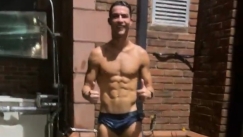 Την ώρα που... καίγεται ο πλανήτης, ο ημίγυμνος Κριστιάνο έκανε ντουζ live στο Instagram