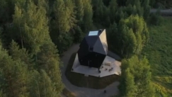 «Μετεωρίτης», μια οικία που αναδύεται ως μυστηριώδες αντικείμενο σε δάσος της Φινλανδίας (vid)