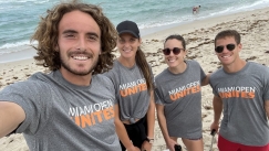 Ο Τσιτσιπάς καθάρισε παραλία στο Μαϊάμι