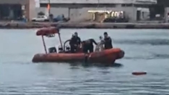 Νεαρή λιμενικός βούτηξε στο λιμάνι της Χίου για να σώσει σκυλάκι (vid)