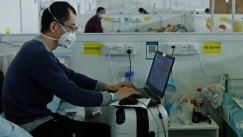 Σαγκάη: Στέλνουν πολίτες σε στρατόπεδα καραντίνας ενώ οι εργαζόμενοι κοιμούνται στα γραφεία