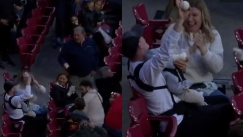 Ο πατέρας της χρονιάς: Έπιασε τη μπάλα του μπέιζμπολ ενώ τάιζε το παιδί του με μπιμπερό (vid)